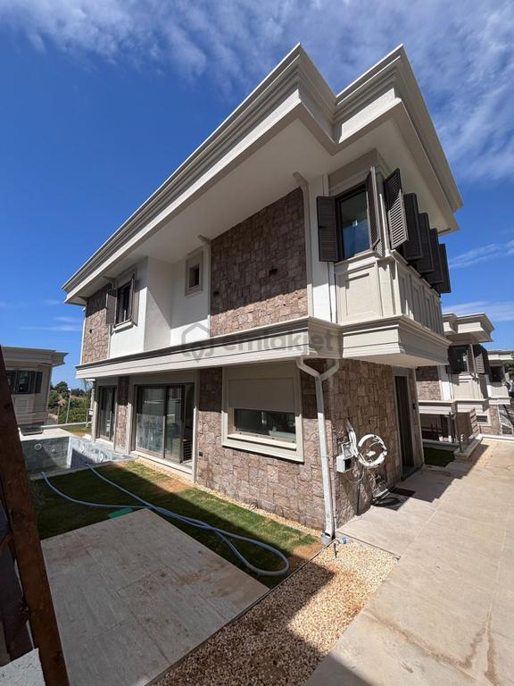Kuşadası Soğucak'ta Satılık 4+1 Villa 1