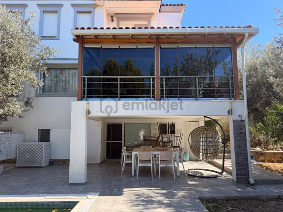 Foça İsmetpaşa Mah. Eşyalı Kiralık 3+1 Havuzlu Villa 2
