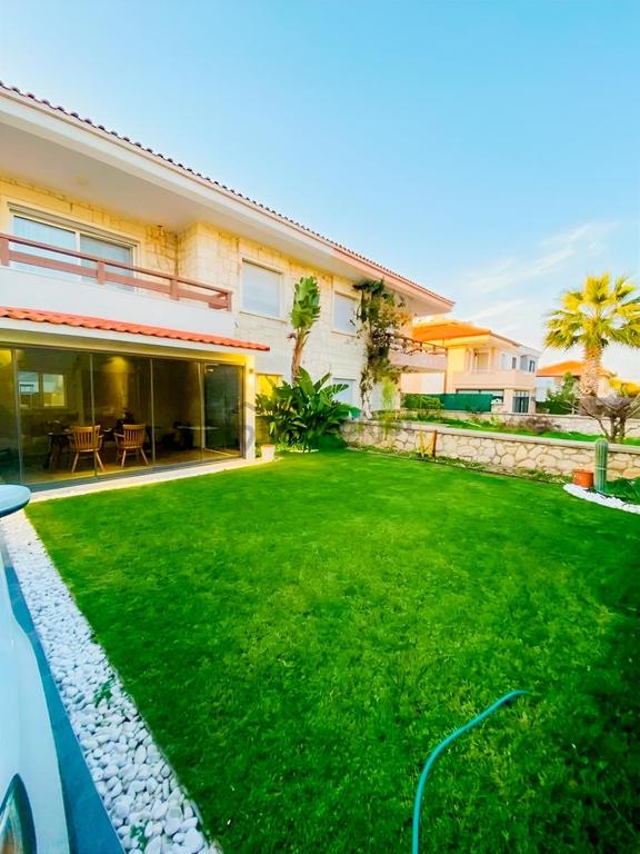 Çeşme Şifne'de Denize Yakın 3+1 Bakımlı Garajlı Villa 2