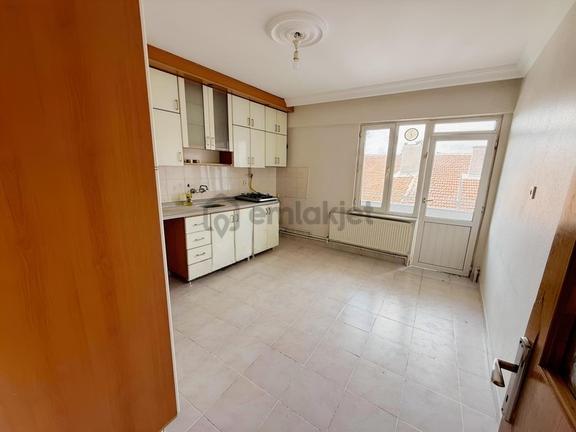 3+1 Geniş Bakımlı Çarşı Merkezde Satılık Uygun Fiyata Daire 2