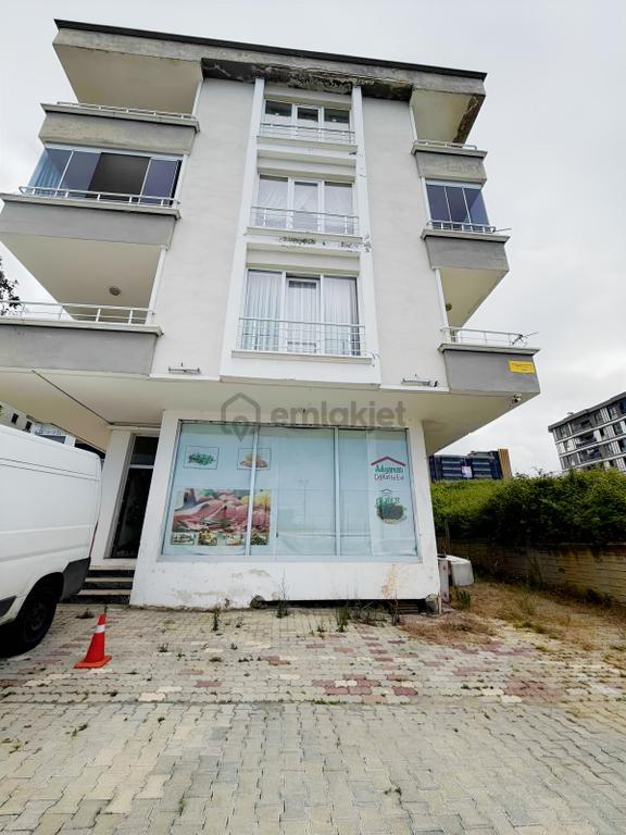 İstiklal'de 100 M² Zemin Alanı + 100 M² Depo Kiralık Dükkan 1