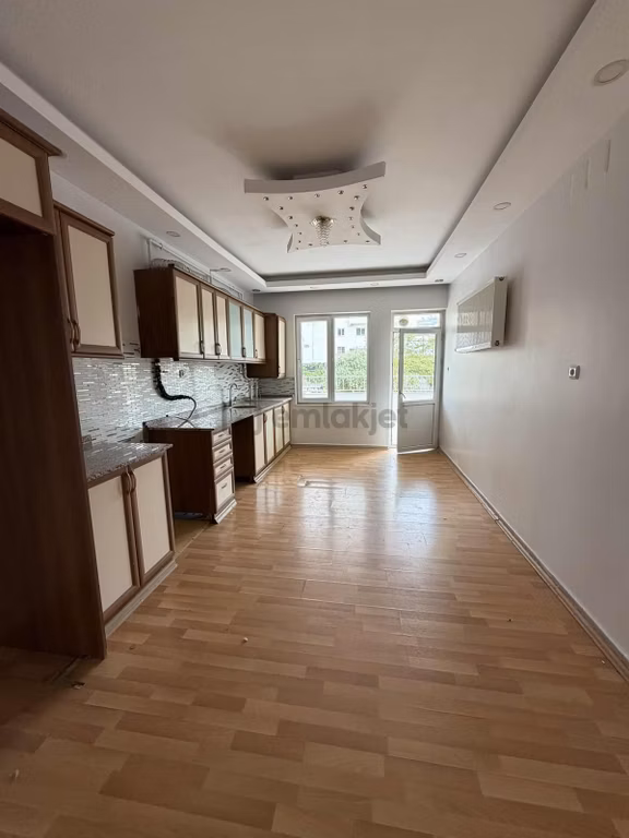 Konum Emlak'tan Karataş Merkezde Kiralık Geniş 3+1 Daire 1