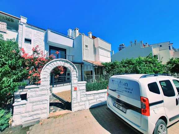 Uytundan Güre Fenerde Denize 150 Metre Bahçeli 4+1 Villa 1