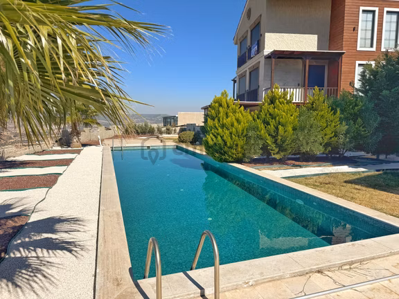 Foça Foçaköyde Havuzlu Butik Site İçerisinde Satılık 2+2 Villa 1