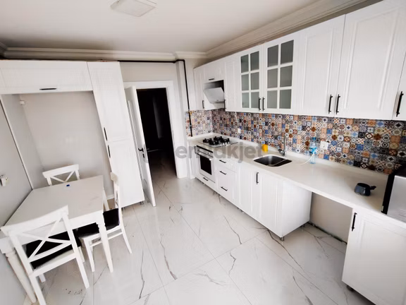 Avcılarda Dede Korkut Okul Yanı Yapılı 3+1 Kiralık Daire 1