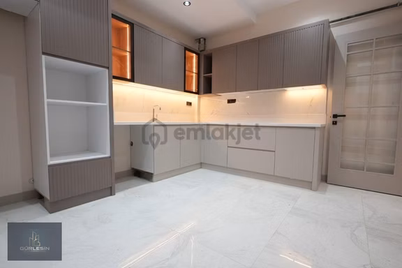 Gürlesinde Havuzlu Site Konseptli Sıfır Kiralık 2+1 Lüks Daire 1