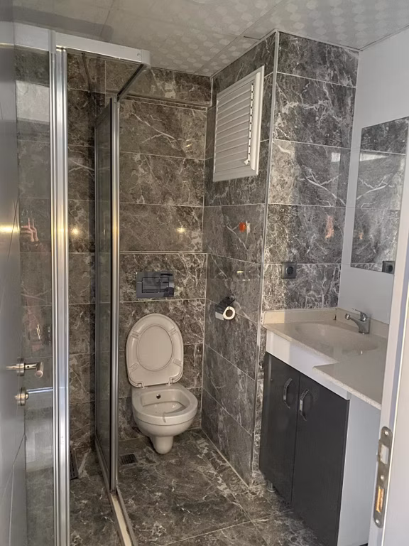 Adana Sarıçamda Stadyum Yolunda Bulvar Üzerinde Ofis Ve Ev İçin Tasarlanmış Kiralık 2+1 Daire 2