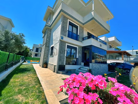 Uytundan Gömeç Karağaçta Denize 250 Metre Havuzlu Lüks 3+1 Villa 1