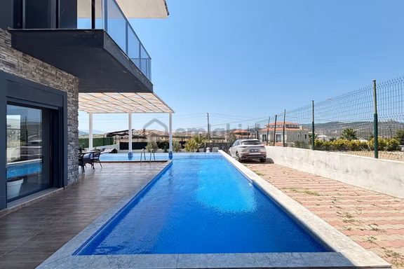 Foçaköy' De Geniş Arsa İçerisinde Kiralık 4+1 Havuzlu Villa 2