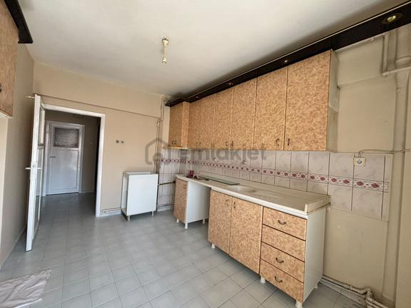 Yılmaz Gayrimenkul Tandoğan Mah 3+1 Katta 140m2 Cadde Üzeri Dolmuş Güzergahi 25 Bin Pazarlıklı .... 2