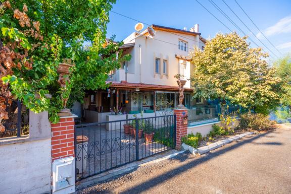 Urla Çeşmealtında Denize 200 Metre Satılık Bahçeli 5+1 Villa 1