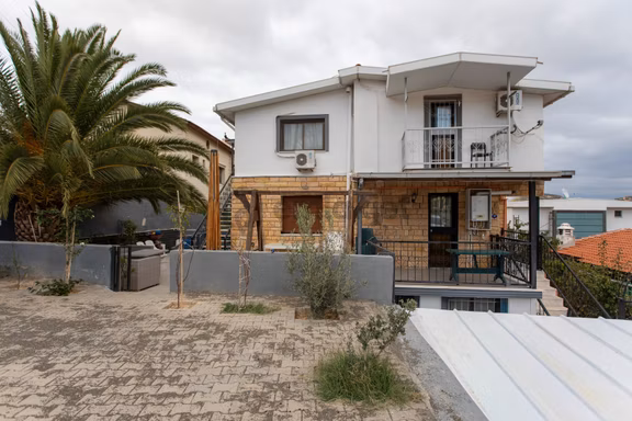 Yenifoça'da Satılık Havuzlu 3 Daireli Komple Bina 2
