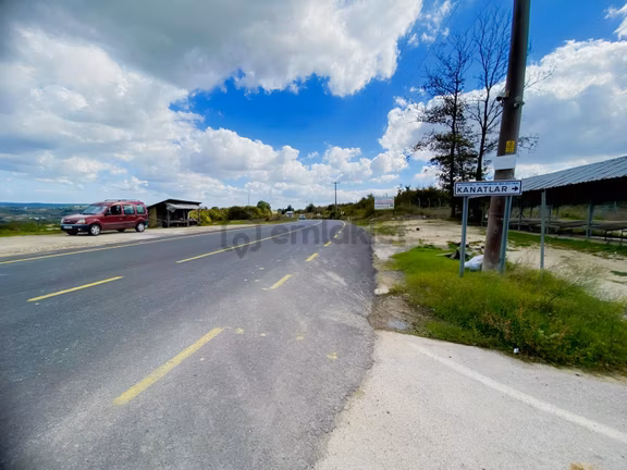 Kanatlar Köyünde Asfalt Cepheli 774 M2 Satılık Harika Tarla 1