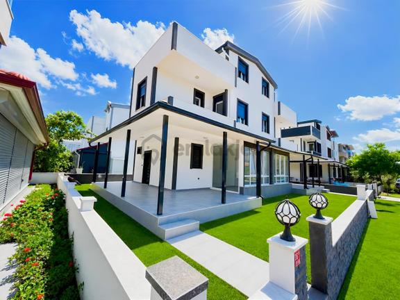 Dağlı !gayrimenkul'den 3+1 Denize 100 Metre Fırsat Villa ! 1