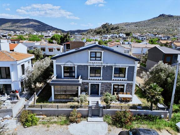Avcı'dan İskele'de Denize Sıfır 5+2 300m2 Villa 2