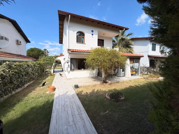 Denize Sıfır Konumda Eşyalı Kiralık Geniş Bahçeli Villa 1