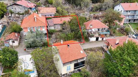Değirmenlik'te Satılık 401 M2 Arsa İçinde Eski Düğmeli Taş Ev 2