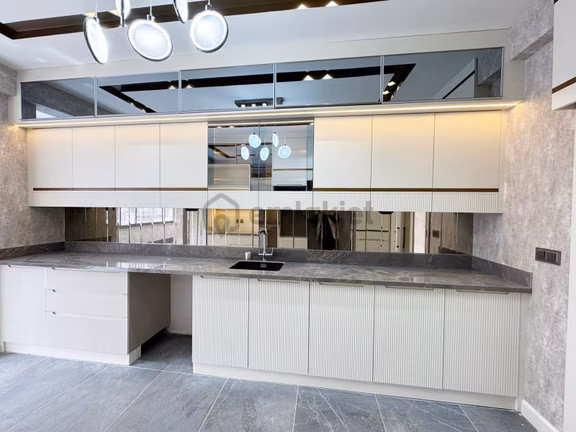 Karacaahmet'te Yemek Ve Giyinme Odalı Geniş Balkon Ultralüx3.5+1 2