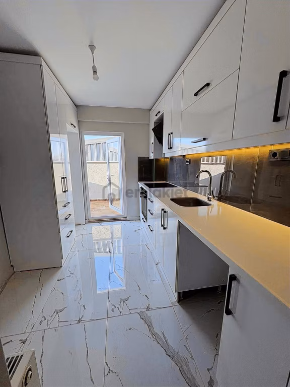 İstiklal'de Kiralık 2+1 İçi Yenilenmiş Daire 2