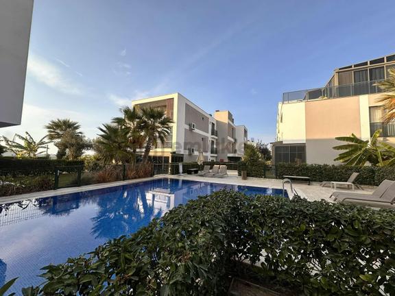 Çeşme Reisdere Loca Sitesinde Havuz Yanı Bahçeli Full Eşyalı 1+1 2