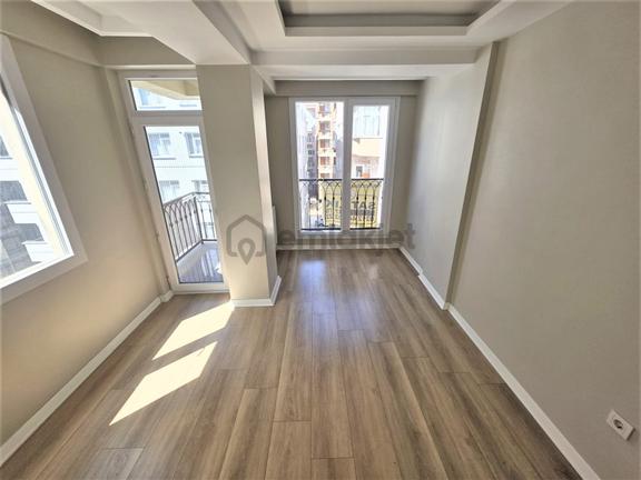 İstanbul House'dan Bahçelievler'de 2 Yıllık Binada 2+1 Ara Kat 1