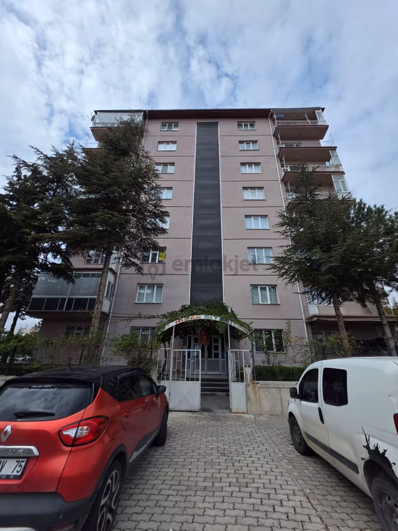 İstanbul Yolu Tramway Kenarı Arakat 2+1 Büyük Salon + Kilerli +asansörlü Çift Balkonlu Kiralık Daire 1