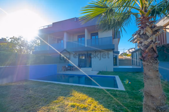 Gürpınar'da Sıfır Lüks 6+1 Müstakil Havuzlu & Asansörlü Villa 2