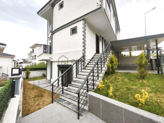 Burhaniye İskele'de Aygül'den Sıfır Deniz Manzaralı Kaçmaz Fırsat Ebeveyn Banyolu 4+1 Satılık Villa 1