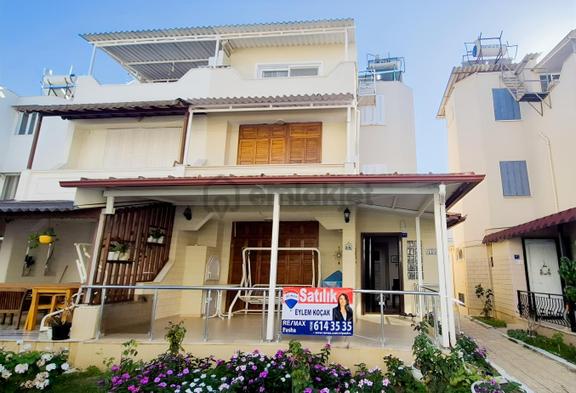 Davutlar Atakent Sıtesınde, Denıze 150 Metre ,eşyalı 4+1 Villa 1