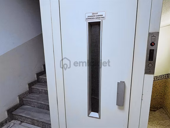 Trabzon Meydanda Cadde Üzeri Eşyalı Kiralık Ofis 2