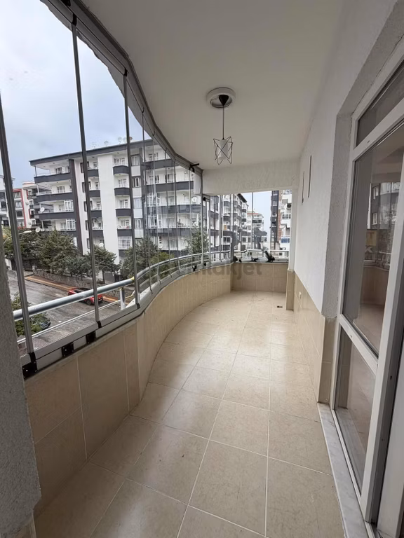 Konum Emlak'tan Yeditepede Kiralık Şahsi Otoparklı 3+1 1