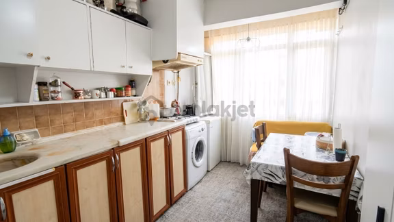 Cumhuriyet Mahallesi Gardalya Sokakta Satılık 2+1 Bakımlı Daire 1