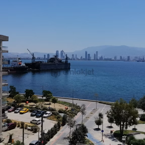 Karşıyaka'da Çift Cepheli Tadilatlı 3+1 Satılık Yalı Dairesi 1