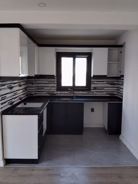 Erdemli Merkez'de Geniş Teraslı Sıfır 2+1 Kiralık Daire 1