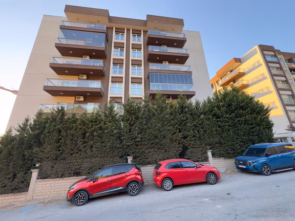 Bayraklı Yamanlar Zerrin Hanım Sitesi'nde Satılık 3+1 Havuz Manzaralı 2