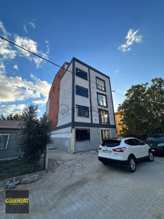 Pınar Mahallesinde Satılık 2+0 Balkonlu Geniş Daire 1
