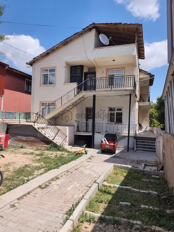 Bahçeli 2 Adet Müstakil Ev Ve Arsası 1