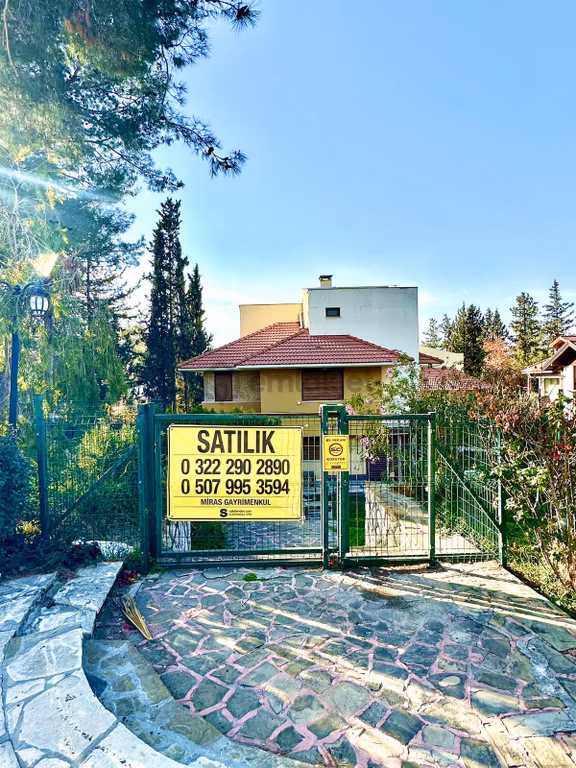 Karahanda Palmiye Villalarında İskanlı Geniş Bahçeli Villa 1