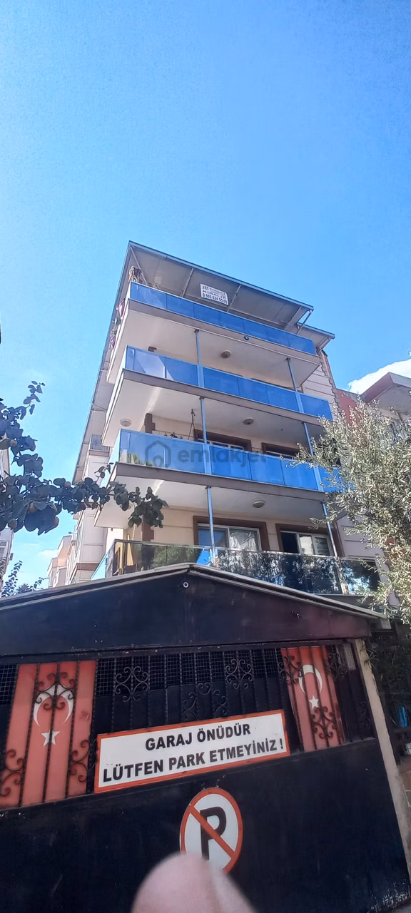 Bornova Kazımdirik'te Teraslı 1+1 Kiralık Daire 1
