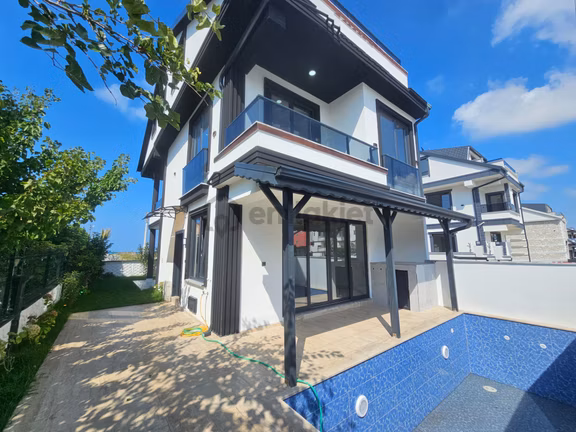Deniz'den 4+1 Müstakil Parsel , Havuzlu ,ayrı Mutfaklı Denize Yakın Villa 1