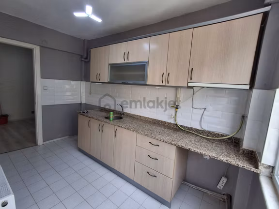 Balıkesir Edremit Cumhuriyet Mah. 2+1 Ara Kat Doğalgazlı Kiralık 1