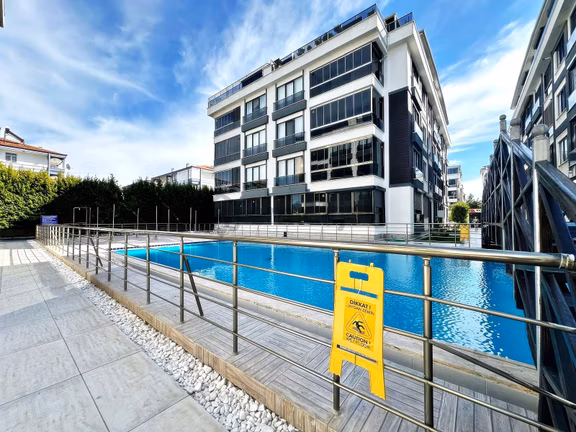 Aktif'ten Altınkum'da Yüzme Havuzlu 4 Yaşında Arakat Kiralık 1+1 Daire 1