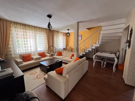 Silivri Cumhuriyet'te Satılık 8+2 Geniş İkiz Villa, 250 M², 2
