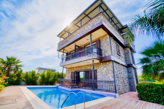 Urla İçmelerde Tam Müstakil, Eşyalı, Özel Havuzlu Taş Villa 1