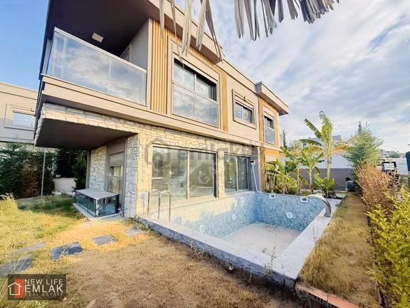 Kuşadası Yaylaköyde Özel Havuzlu Emsalsiz Satılık Villa 2