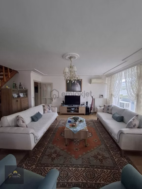 Kuşadası Merkezde Satılık 4+1 Çatıdublex 1