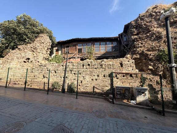 Restorasyona Hazır Kaleiçinde Satılık Butik Otel 2