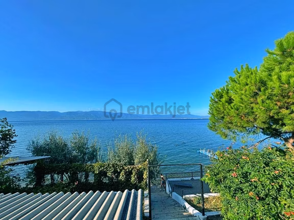 Yetkisi Uytundan Pelitköyde Denize 50 Mt. Doğalgazlı 3+1 Villa 1