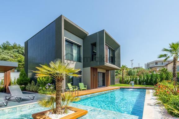Kuşadası'nda Herşeyiyle Olağanüstü Satılık 4+1 Villa 1