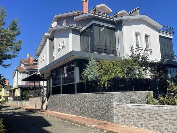 Yıldızlı'da Satılık Müstakil Havuzlu Tripleks Villa 2